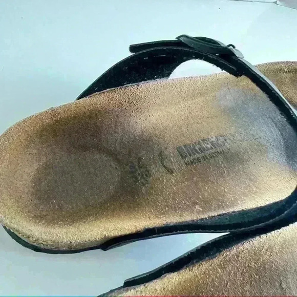 BIRKENSTOCK Gizeh
Birko-Flor BLACK LEATHER  T STRAP SANDALS SIZE 34 - Picture 3 of 10